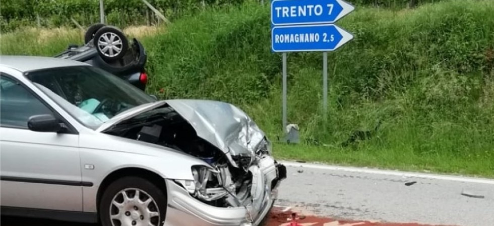 Frontale tra due automobili, nello schianto una si cappotta